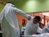 أحلام تنشر فيديو لمُعلِّم يعتدى بالضرب على وجه أحد التلاميذ بالإمارات