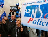 بالصور.. الشرطة الفرنسية تحتشد أمام وزارة العدل احتجاجا على مقتل زميلهم