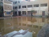 صحافة المواطن.. مدرسة كفر الحمام بالشرقية تغرق فى مياه الصرف