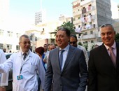 بالصور.. وزير الصحة يرفض استخدام مصعد مستشفى لإغلاقه أمام المرضى بالإسكندرية