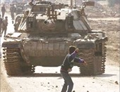 بالصور.. أسلحة انتفاضة فلسطين من حجارة الأطفال إلى نبال الأيدى الناعمة
