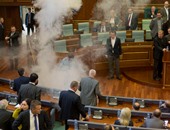 بالصور.. نائبة معارضة فى برلمان كوسوفو تطلق عبوة غاز مسيل للدموع