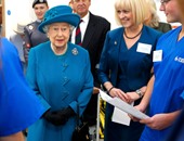 الملكة إليزابيث تفتتح مدرسة جديدة للطب البيطرى فى بريطانيا