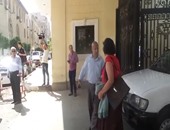بالفيديو.. سيدة تعترض سيارة وزارة التربية والتعليم..وفرد أمن: "هديكى فى وشك"