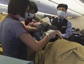 بالصور.. سيدة تايوانية تضع مولودها على متن طائرة صينية قبل موعدها بمساعدة الركاب