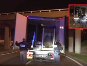 بالفيديو.. دب قطبى يفاجئ مهاجرين غير شرعيين داخل شاحنة اختبأوا فيها