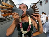 بالصور.. تايلانديون يطعنون وجوههم بالسكاكين فى احتفالات العيد "النباتى"