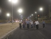 محافظ الفيوم يتابع أعمال رصف وإضاءة الشوارع باللمبات الموفرة