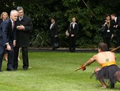 الناس دى مش لابسة بنطلونات ليه.. رئيس وزراء أستراليا فى عروض نيوزيلاندا القديمة