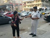 قوات أمن الإسكندرية توزع بطاقات لتشجيع المواطنين على المشاركة فى الانتخابات  