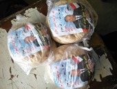 بالصور.. مرشح بأكتوبر يوزع الخبز مجانا على المواطنين بالمخالفة للقانون