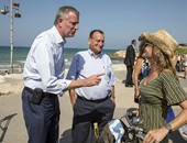 بالصور.. رئيس بلدية تل أبيب يصطحب عمدة نيويورك فى جولة على شواطىء إسرائيل