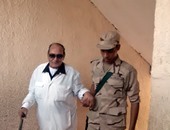 بالصور..أفراد الجيش والشرطة يساعدون كبار السن فى التصويت بدائرة الأهرام