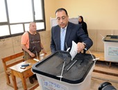 بالصور.. وزير الإسكان يدلى بصوته بالشيخ زايد.. ويؤكد:الحكومة لم تتدخل فى الانتخابات