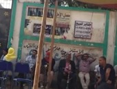 بالفيديو.. مرشح يتابع سير العملية الانتخابية بـ”الشيشة” أمام إحدى اللجان بالبدرشين