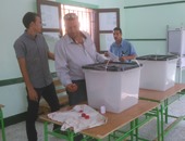 3 مرشحين يوزعون ورقة بأسمائهم على الناخبين فى إمبابة