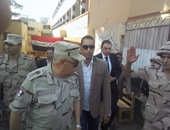 قائد الدفاع الجوى ومحافظ بنى سويف يتفقدان اللجان الانتخابية