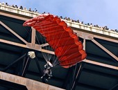 وأطير وأرفرف فى الفضا.. القفز من ارتفاع 875 قدم بمهرجان يوم الجسر العالمى