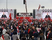 بالصور.. أنصار حزب الحركة القومية بتركيا يحضورن تجمع انتخابى بإسطنبول