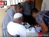 بالفيديو..لجنة انتخابية بإمبابة تخرج لمسن فى فناء المدرسة للإدلاء بصوته