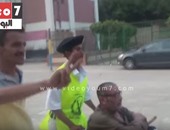 بالفيديو..فرد شرطة يساعد مسن ” قعيد ” للوصول إلى لجنته