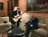 بالصور.. جون كيرى يعزف بــ "الجيتار" أمام وزير خارجية أسبانيا