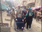 صحافة المواطن.. قوات الجيش تساعد مسنة للإدلاء بصوتها فى العمرانية