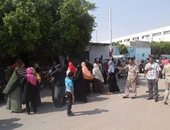 بالصور.. قوات الأمن تجلى أنصار المرشحين من أمام لجان الوادى الجديد