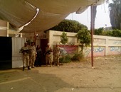 الأمن يزيل دعاية لأحد المرشحين من أمام مدرسة بـ"حى الأربعين" فى السويس