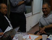 بالصور.. نجيب ساويرس يتابع الفرز من غرفة عمليات حزب المصريين الأحرار
