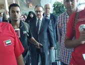 وزير الاتصالات يرفض الاستثناءات ويقف بطابور الدخول للطائرة بمطار دبى
