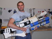 شاب يصنع سلاحًا ضخمًا وخطيرًا بطابعات ثلاثية الأبعاد
