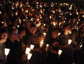بالصور.. وقفة بالشموع احتجاجا على إطلاق النار بمدرسة بولاية اوريجون الأمريكية