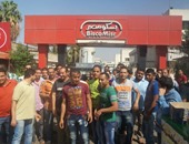 إخلاء سبيل عمال "بسكو مصر" المتهمين بالتظاهر دون تصريح بضمان محل إقاماتهم