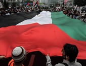 ماليزيون ينظمون وقفة بعلم فلسطين أمام السفارة الأمريكية بكوالالمبور