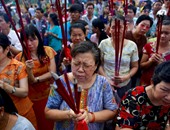 بالصور.. إشعال أعواد البخور أهم ما يميز مهرجان الراهب "بوذى" فى الصين