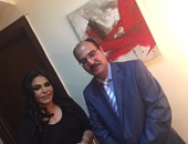 بالصور.. أحلام مع رئيس نادى النوايا الحسنة بعد انتهاء حفلها بـجامعة مصر