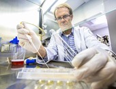 6 علماء ومخترعين يحصدون جائزة MACARTHUR لعام 2015 للعباقرة.. طبيب يتوصل لطريقة لعلاج الزهايمر.. وكيميائى يتوصل لوقود نظيف من البكتيريا.. والتوصل لطريقة متطورة لتحويل مياه الصرف لماء عذب