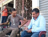 بالصور.. شاب أمين بالعريش يقطع 500 كيلو ليعيد 230 ألف جنيه نسيها مهندس فى ورشته.. انتظر 3 أيام عودة صاحبها وقرر السفر من العريش وصولا لمنزله بالقاهرة.. والمفاجأة هذا الشاب يعول أسرة وهو مريض بالكلى