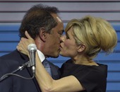 بالصور.. قبلة ساخنة من زوجة مرشح رئاسى بالأرجنتين لزوجها خلال مؤتمر انتخابى
