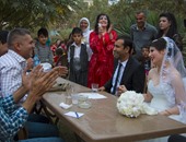 لضحكة تهون أى جراح.. حفل زفاف سوريين بين أنقاض كوبانى