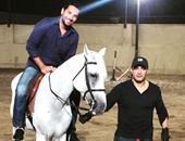 أحمد السقا يُعلم وسام بريدى ركوب الخيل