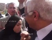 بالفيديو .. سيدة تقبل يد محافظ القاهرة بالبساتين وتطلب منه "كشك"