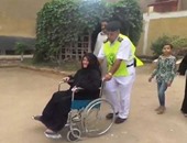بالفيديو..رجال الجيش والشرطة يساعدون مسنة تدلى بصوتها فى جولة الإعادة بالانتخابات بالصف