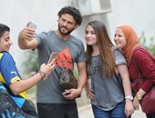 "مختار التتش" يتجمل بـ"سيلفى" المعجبات مع نجوم الأهلى