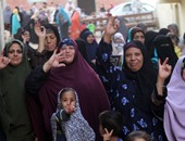 بالصور.. سيدات العياط من طوابير الانتخابات: "عايزين نجوز بناتنا"