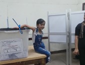 بالصور.. أطفال يرسمون علم مصر على وجوههم داخل لجان أسوان