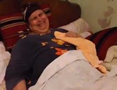 بالفيديو..سيدة تستغيث بالمسئولين لإنقاذ والدتها القعيدة منذ عام بسبب كسر فى ركبتها