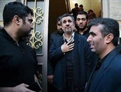 بالصور..رئيس إيران السابق يبكى على حارسه الشخصى الذى قتل فى سوريا
