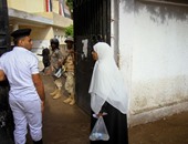 بالفيديو.. الأمن يضبط فردين خلال توزيعهما رشاوى على الناخبين أمام مدرسة ناهيا بكرداسة